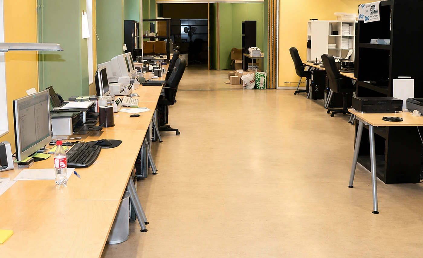 Les locaux de BGA Video avec plusieurs postes de travail.